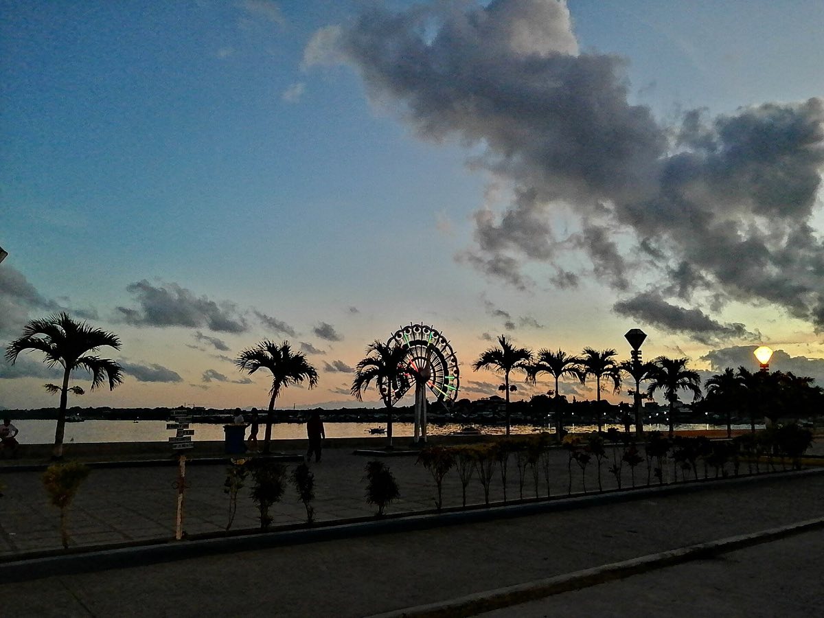 Sunrise over the Puerto Princesa City Baywalk